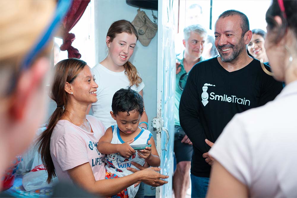 Iván visits a Smile Train patient and his family